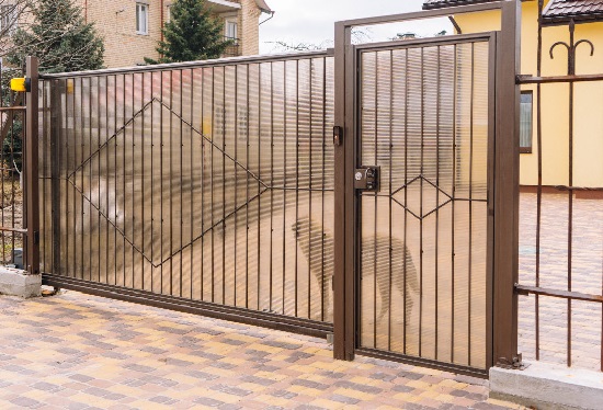 Купить ворота из профлиста с элементами ковки, с металлическими столбами в рамке или под дерево в Луховицах от 152940 руб